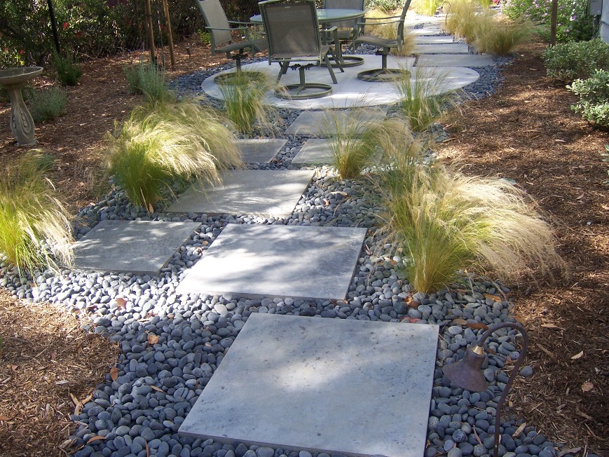Decorate the Patio using Concrete Stepping Stones