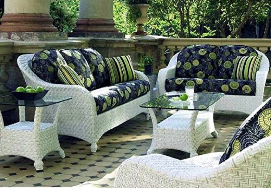 Get a decent look with white wicker patio furniture