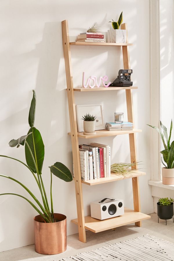 Leaning bookshelf for home and
libraries