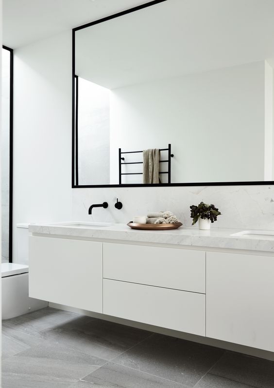 Black framed bathroom mirror, bath | schwarz gerahmter Badspiegel