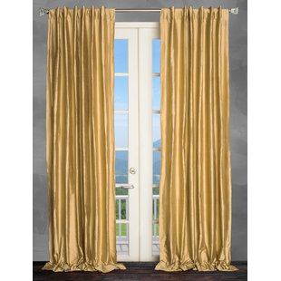 Wise selection of gold curtain
for a loyal look