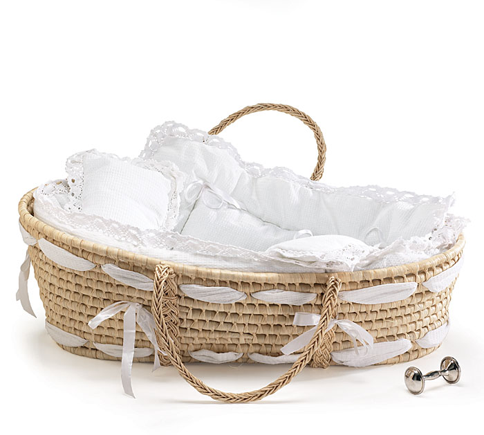 NATURAL MOSES BASKET WITH WHITE BEDING