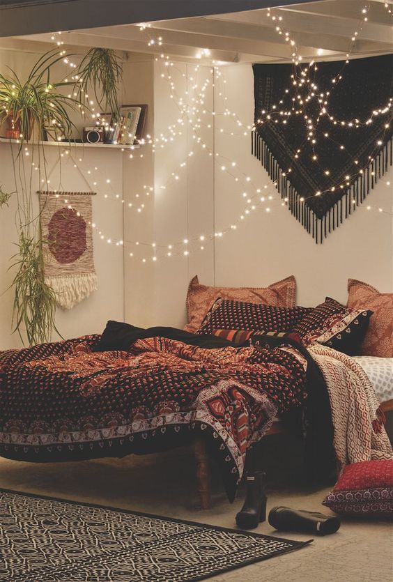 22 Ways To Decorate With String Lights For The Coolest Bedroom