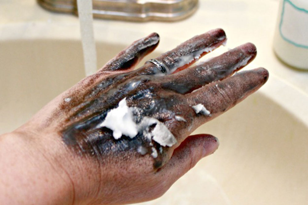 Lotion To easily remove spray paint from the skin