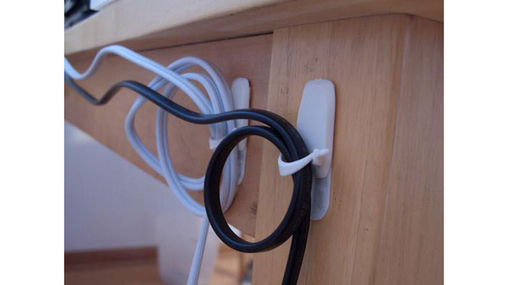 Command hooks How to hide power cables in the living room (short tips)