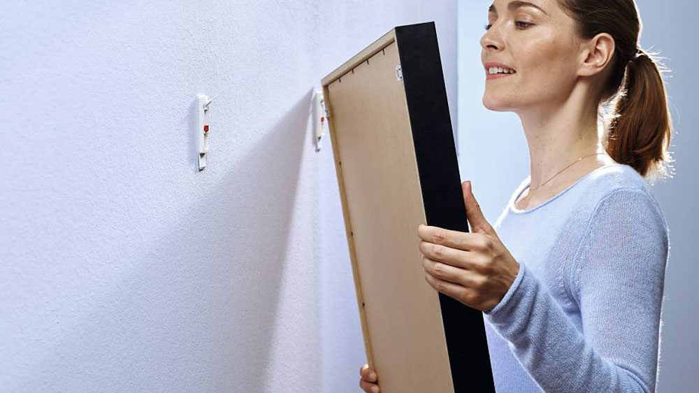 kleber3 How to hang pictures on plaster walls and let them stick there