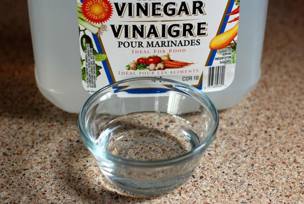 Vinegar bowl How to clean nicotine from walls so that they look new again