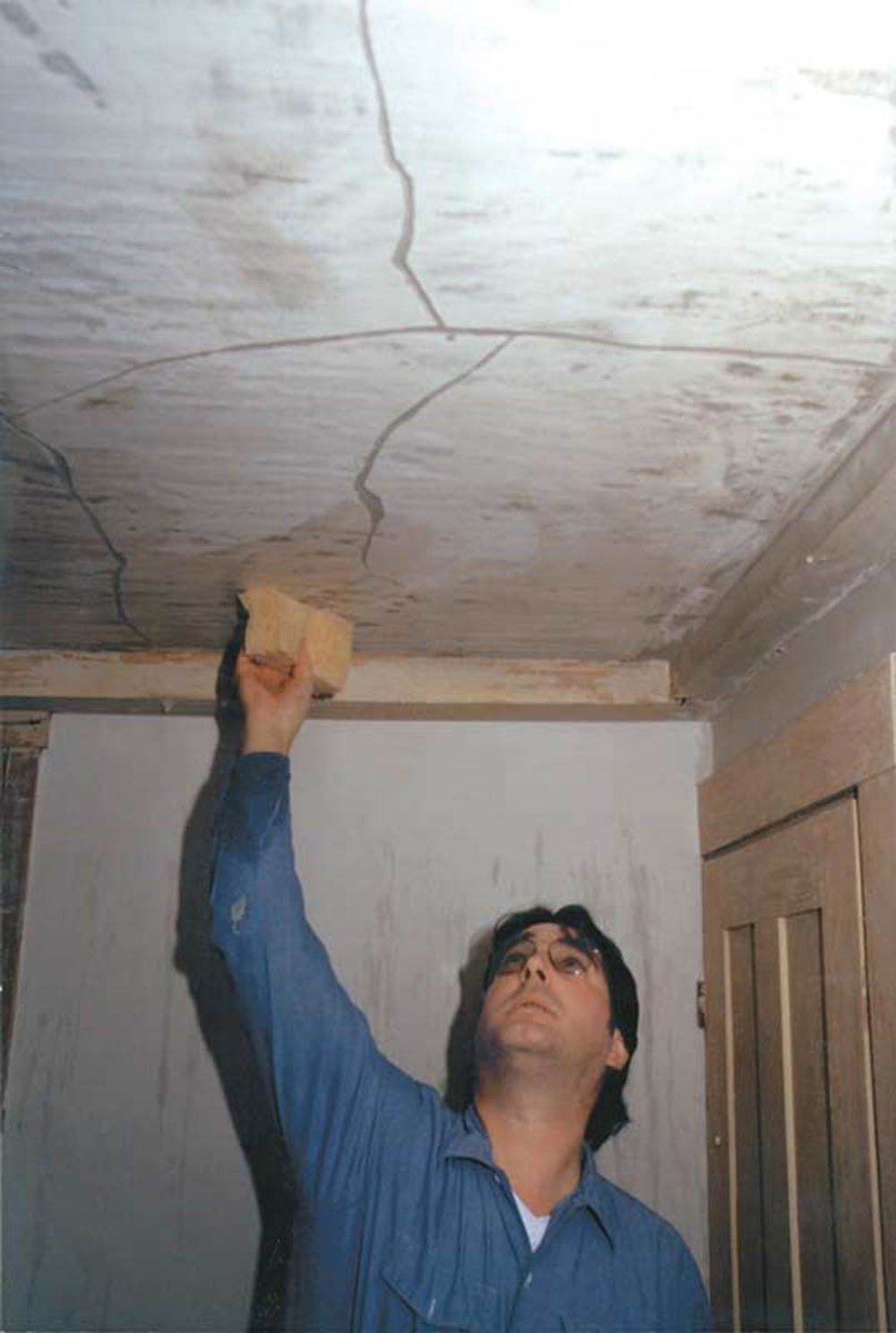 Crack How to repair plaster walls and ceilings in your house