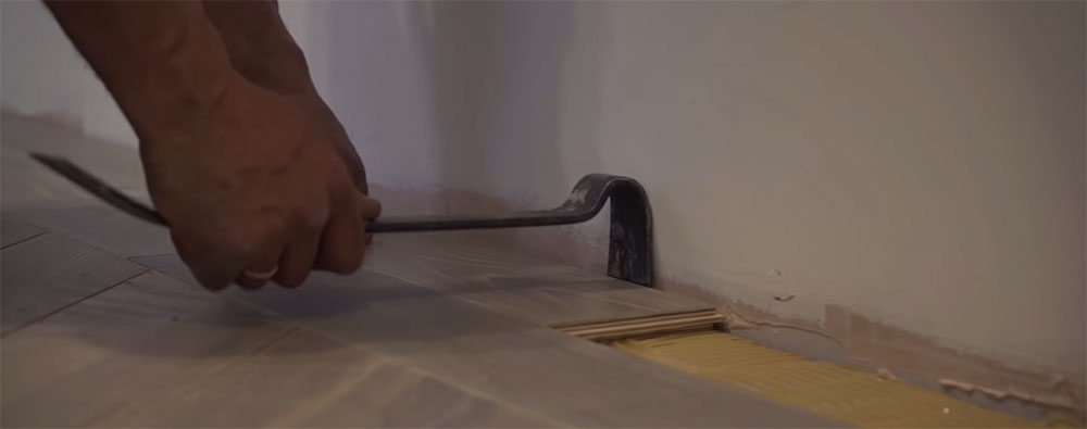 Remove with lever How to remove hardwood floors without problems