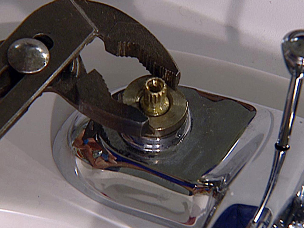 Pressure tap repair1 How to repair a leaky kitchen tap quickly