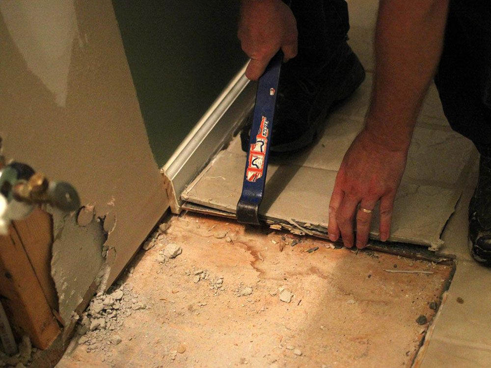 Removing tiles How to remove bathroom tiles and make no big problems