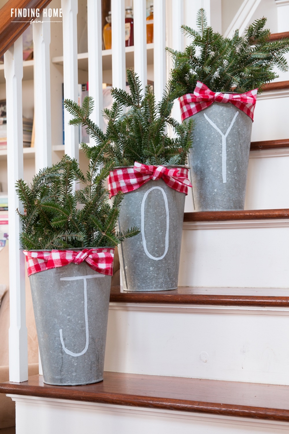 t3-3 Great ideas for decorating Christmas stairs that you should definitely try
