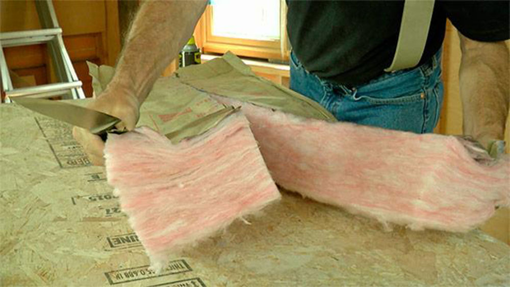 Cutting fiber How to cut fiber insulation without problems