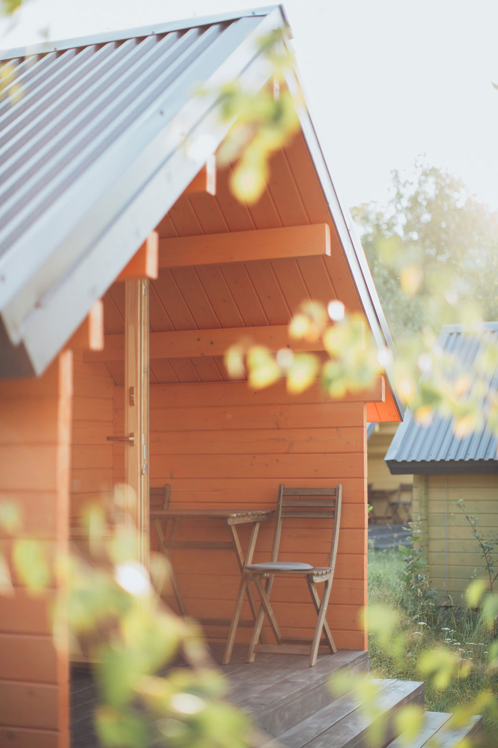 Chair-next-table-in-front-of-an-orange-woodshed-3099658 Important tips for the interior of the shed that you should know