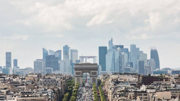 Paris attempts to lure business from London with new skyscrapers .