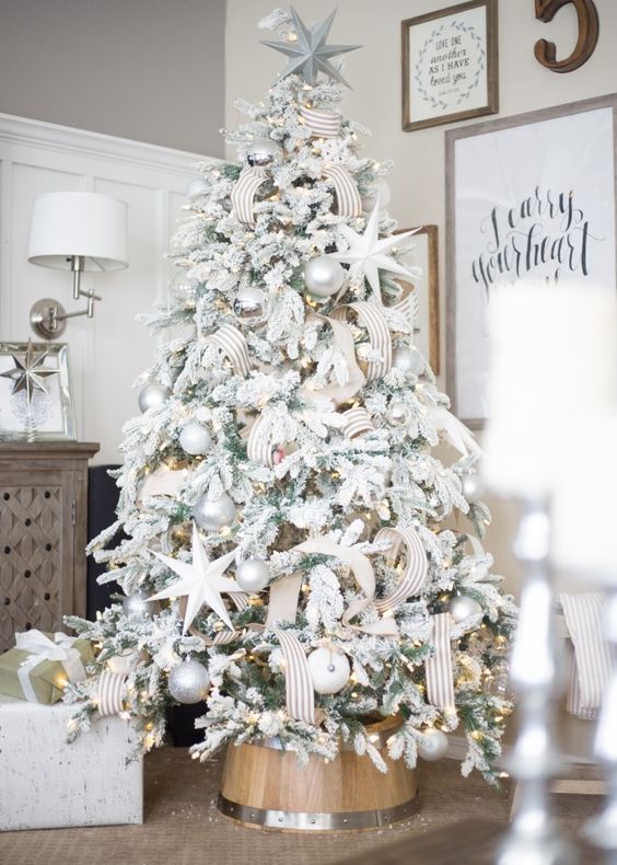 elegant tree decor in white, silver and pearl