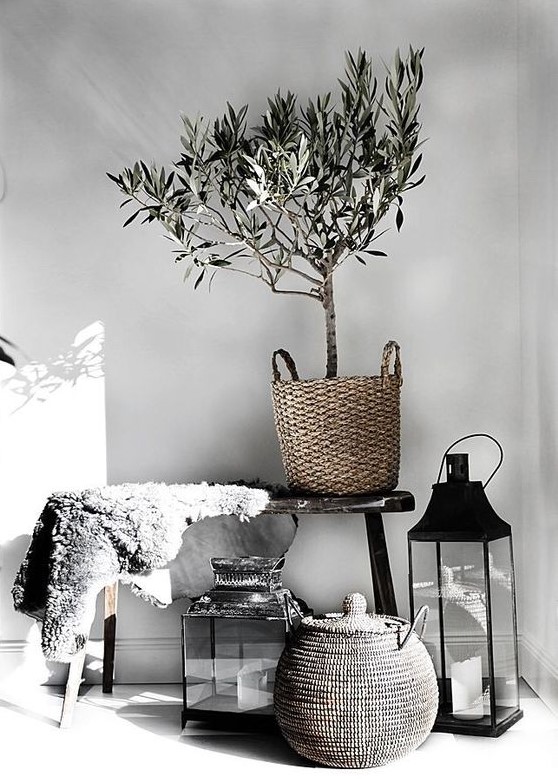 Baskets, candles and a piece of faux fur give the Nordic room a natural atmosphere and maintain the monochrome
