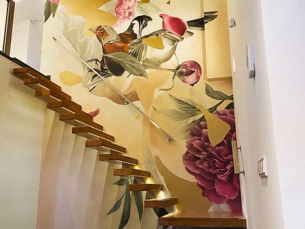 Bird wallpaper on the stairs 