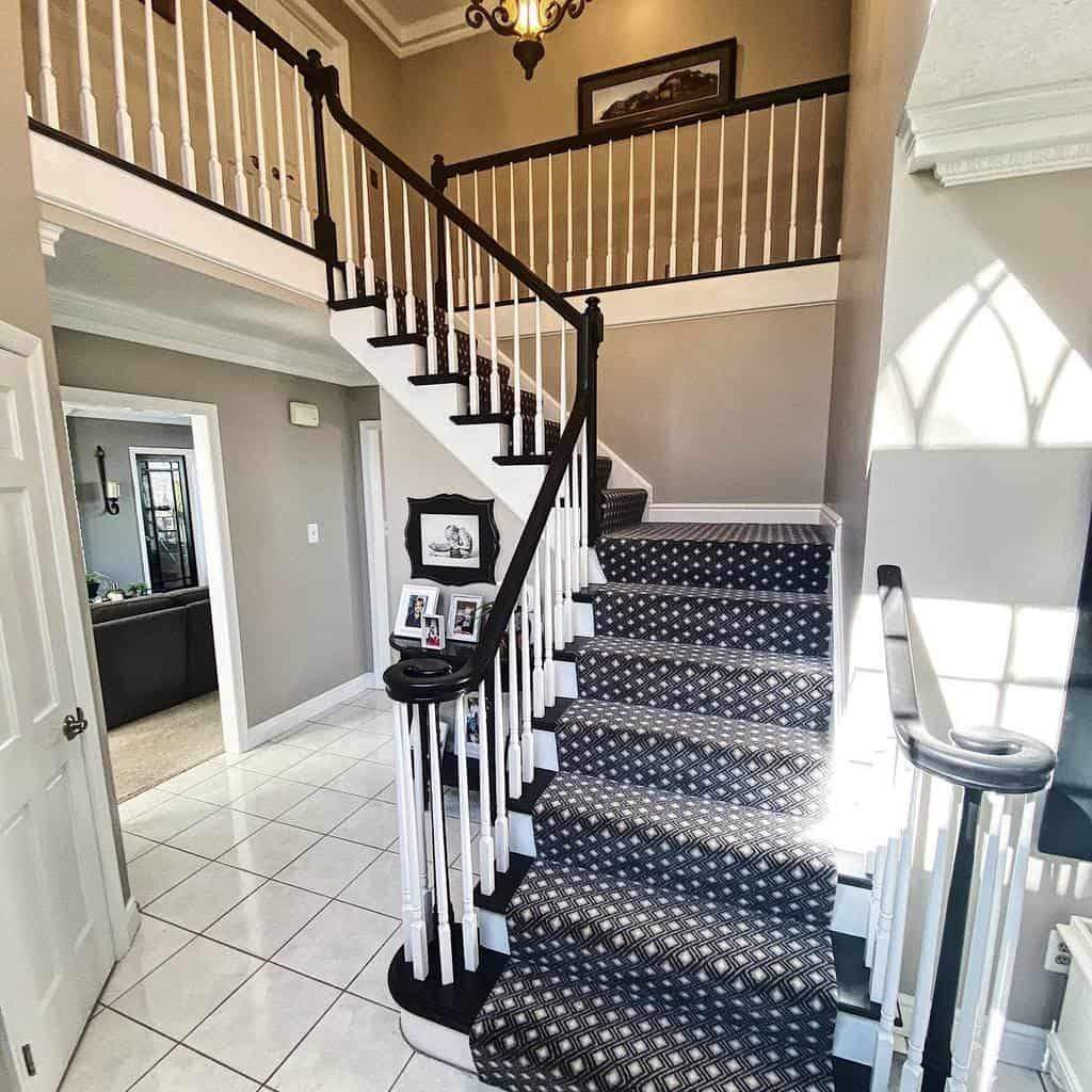 Stair runner with black and white pattern