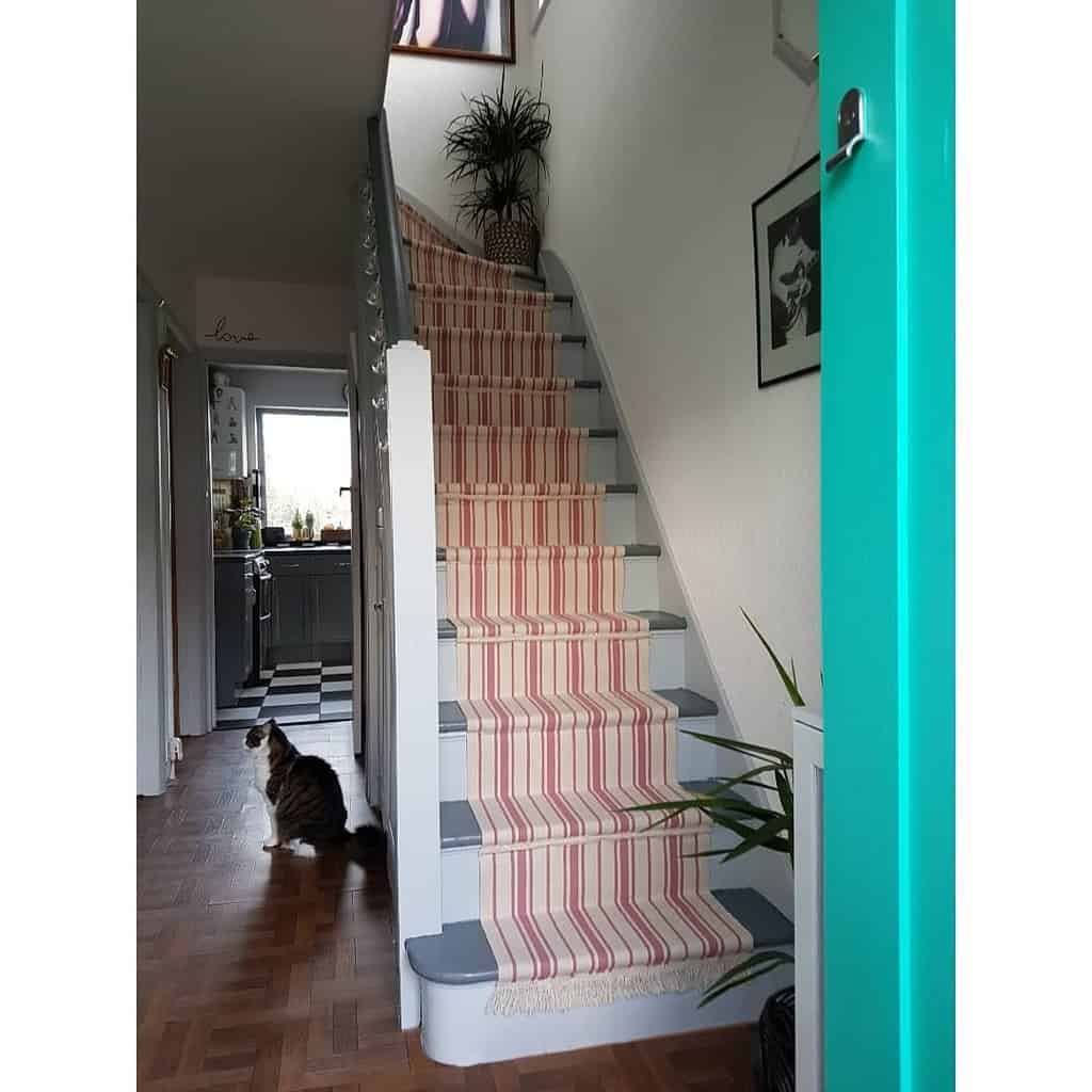 Stair runner with striped pattern