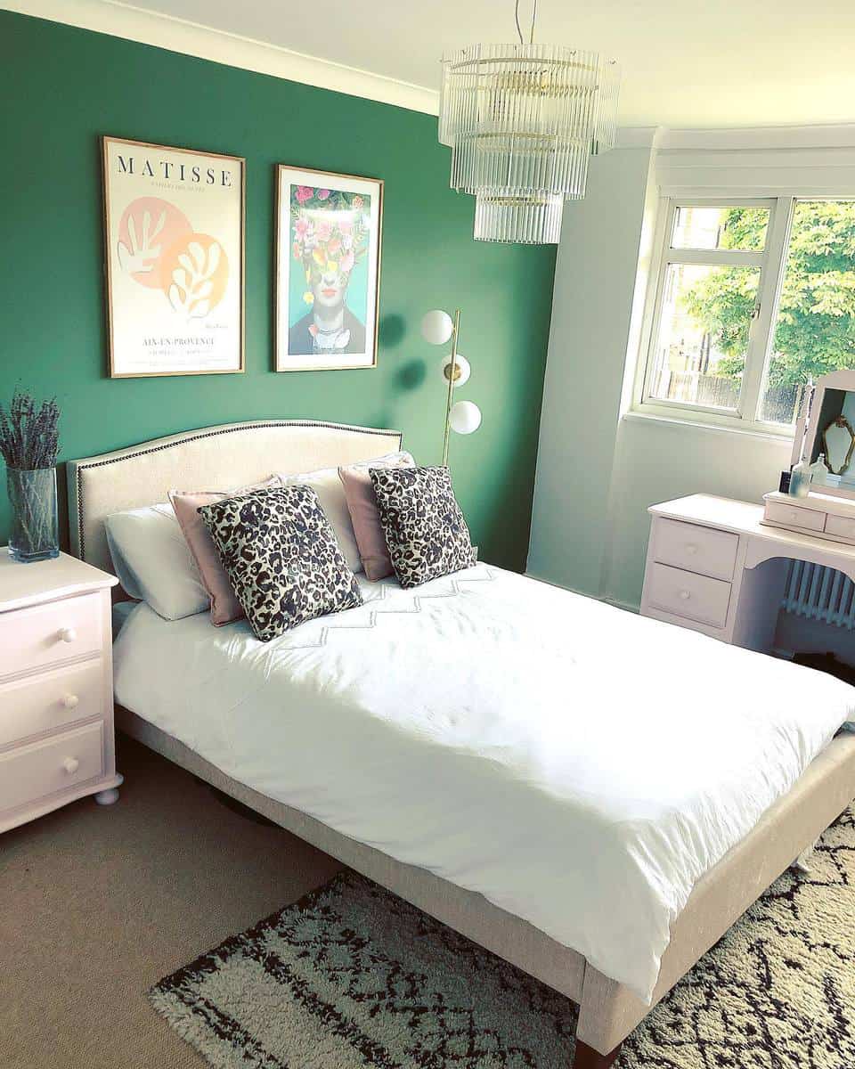 Green wall, bedroom, pink cabinets, computer table, gold lamp 
