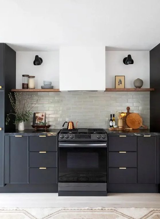 A soot kitchen with gold handles, a white extractor hood, open shelves, black wall lights and decor - artwork is a stylish idea