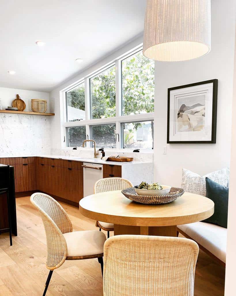 Ideas for a small dining room with a round table and wicker chairs 