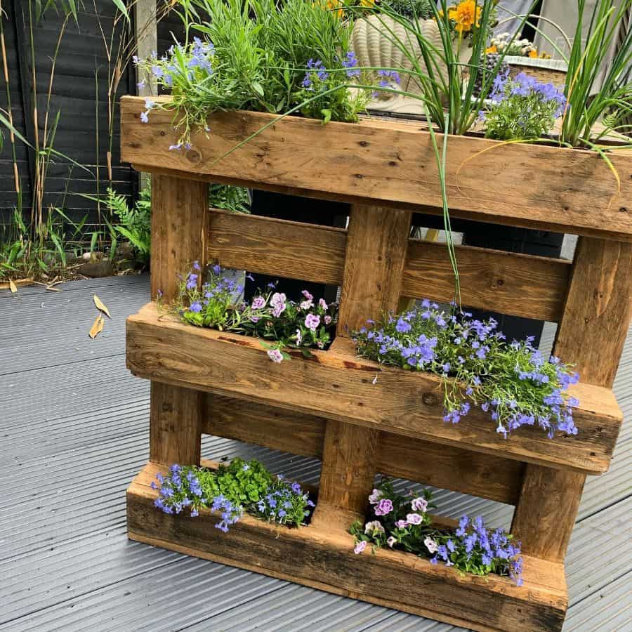 free-standing pallet planter for the garden and backyard