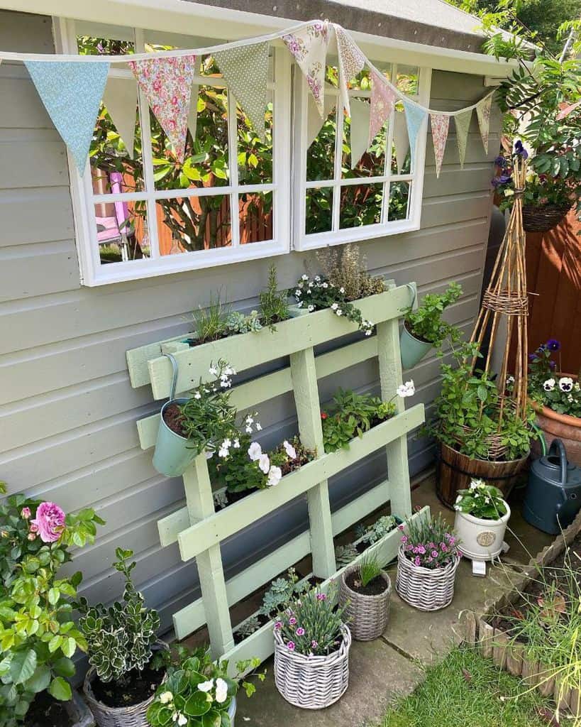 Upcycled green pallet garden