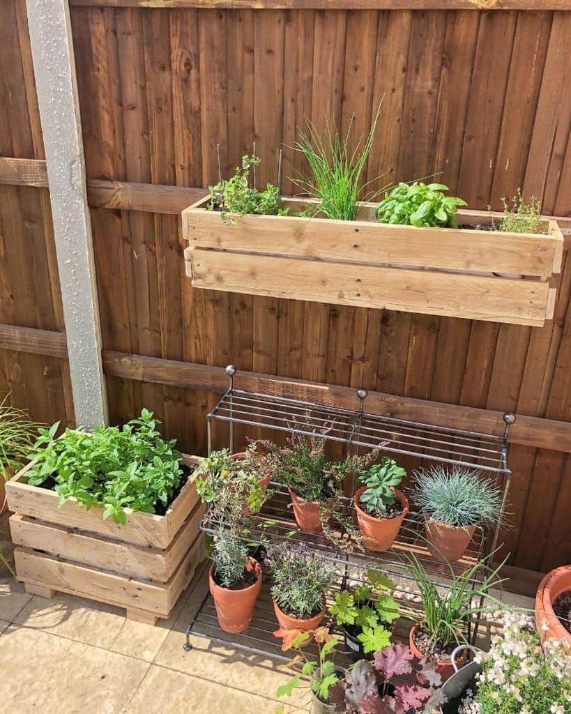 Upcycled fence pallet garden 