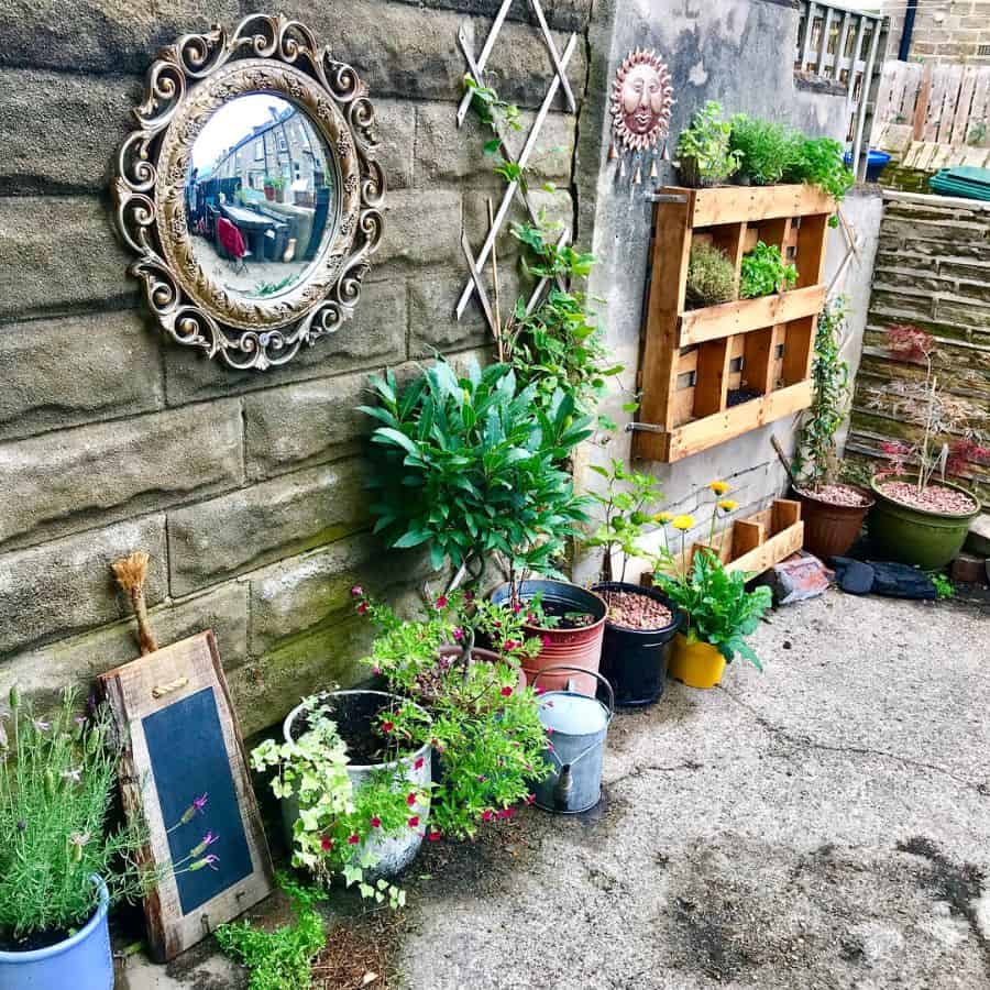 Boho style garden with wall pallet 