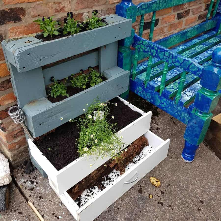 Imaginative pallet garden with drawers