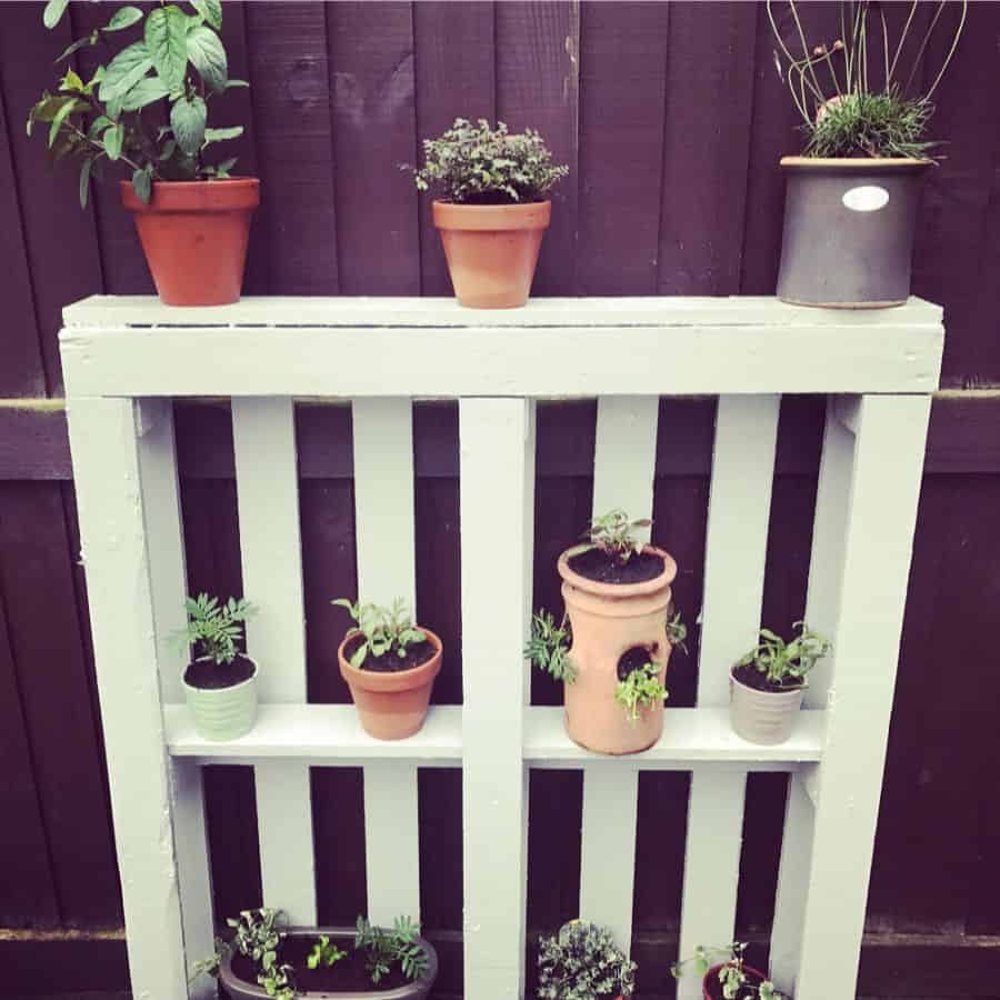 Pallet garden ideas with shelves and pot hangers
