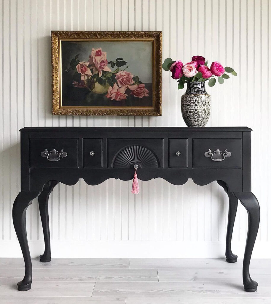 Simple, atmospheric vintage table display in the entrance area with pink accents
