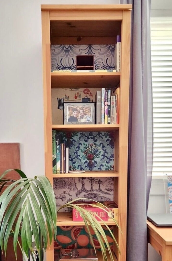 Combine wallpaper in a small bookshelf
