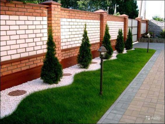 Idea for a solid fence garden