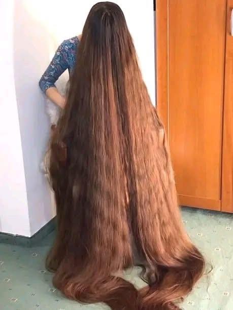 Woman’s First Haircut in 25 Years Leads to a Dramatic Transformation
