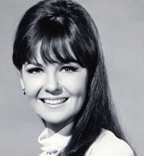 Shelley Fabares Presented a Warm and Nostalgic Performance of “Johnny Angel”
