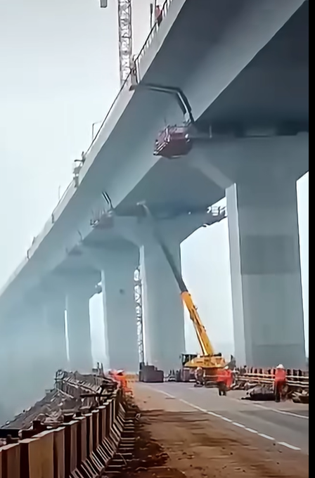 Construction Workers Escape Moments Before Major Structural Failure Sparks Safety Concerns