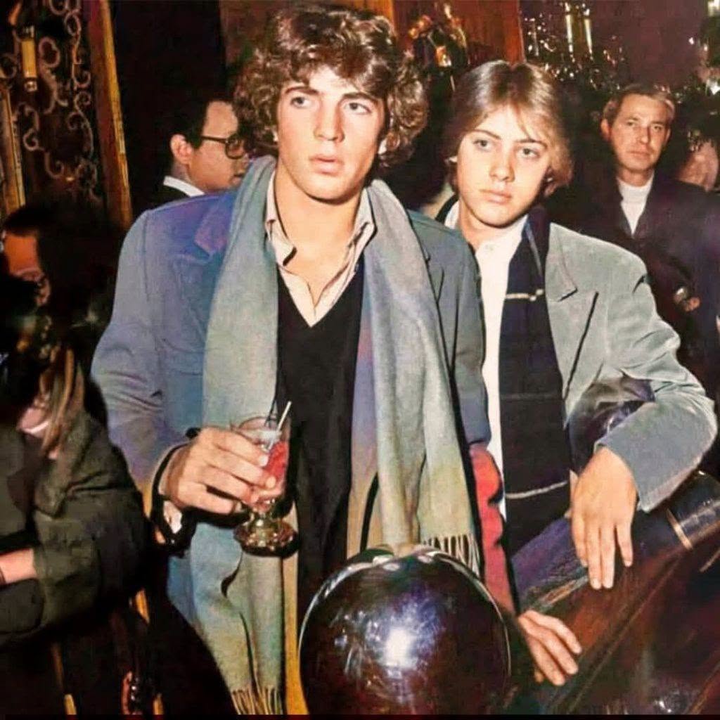 Can You Recognize Them? A Rare 1977 Photo Shows Two Future Stars Before Fame